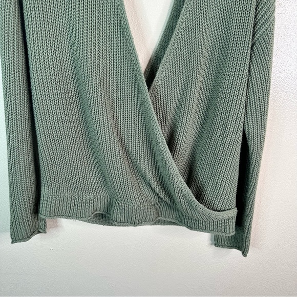Moon & Madison Green Open V Neck Sweater Size Medium - Picture 3 of 7